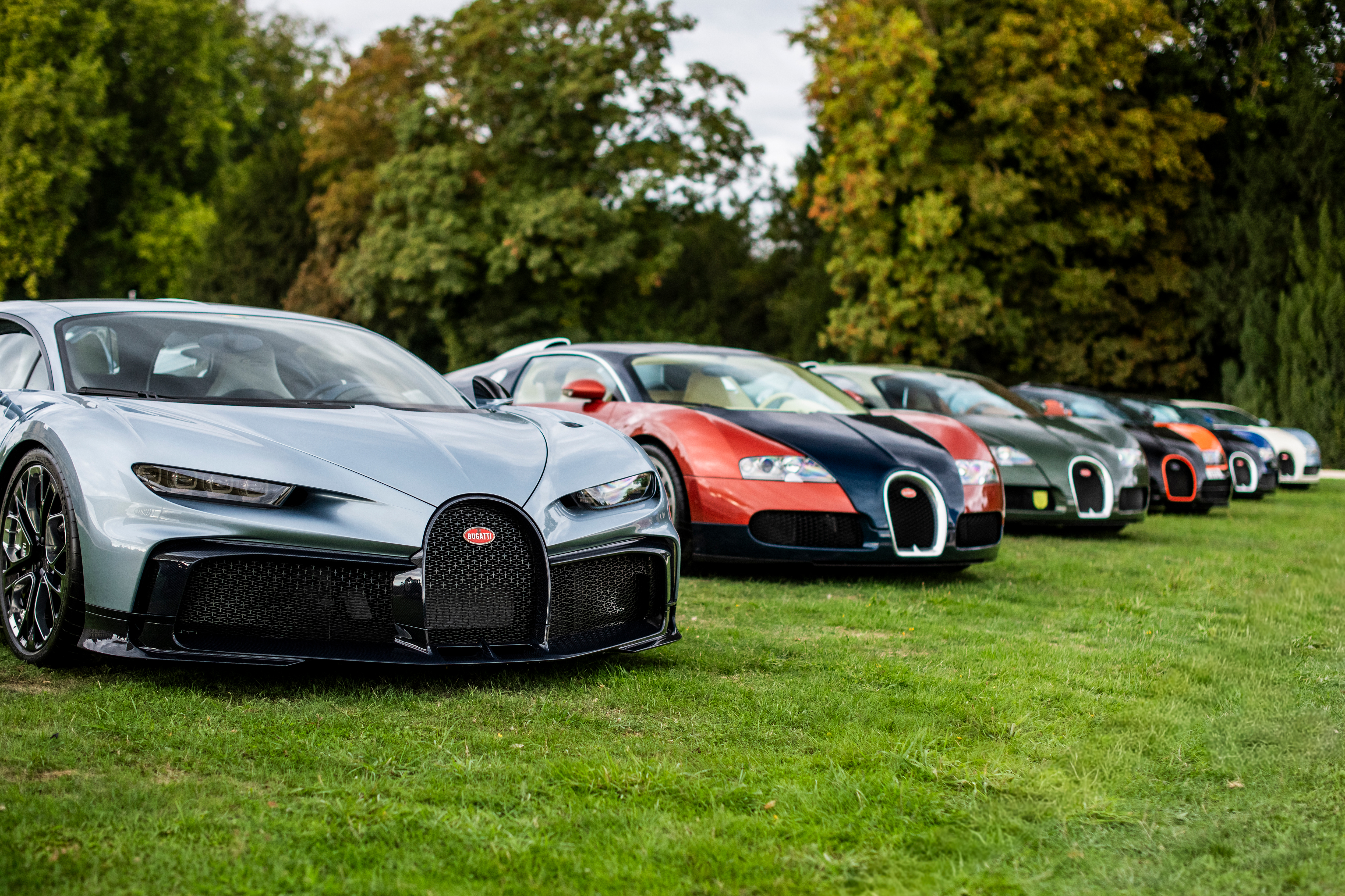 Bugatti à réuni à Chantilly la W16 Mistral Sur Mesure « Le Retour du Jeune Prince », la Veyron La Maison Pur Sang 20 Years, la W16 Mistral World Record Car et la Veyron Grand Sport Vitesse World Record Car. Ensemble, elles illustrent différents chapitres de l’histoire moderne de la marque. 